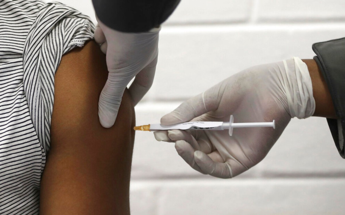 Aplicación de ensayo de la vacuna de AstraZeneca y la Universidad de Oxford (AP).