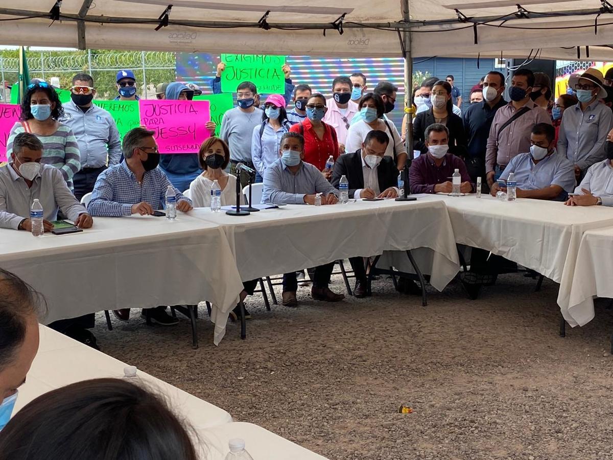 El alcalde Eliseo Compeán dio la bienvenida a los legisladores y presidentes de municipios cercanos. (Norma Ponce)