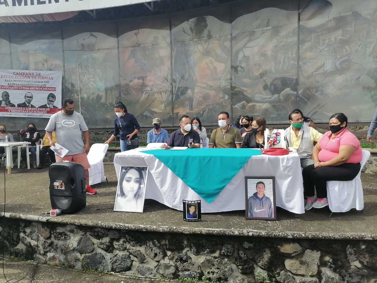 Los dolientes montaron una mesa con manteles y al frente de la mesa colocaron las fotografías de sus hijos. (David Monroy)