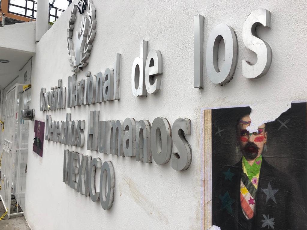 En el exterior de la sede pegaron algunas fotografías de personajes históricos de México, los cuales fueron manchados con pintura. (Jocelyn Estrada)