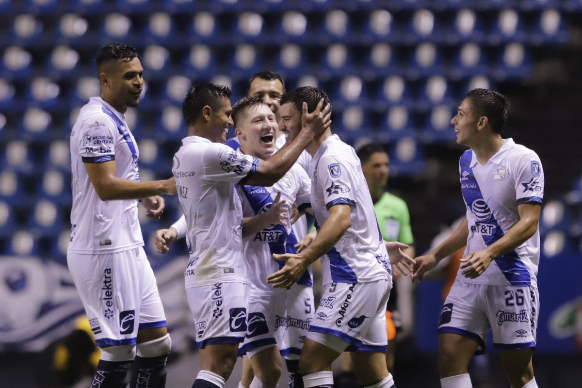 Jugadores del Club Puebla festejan el gol anotado ante Águilas del América. (Agencia Enfoque)