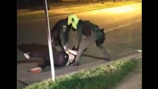 La agresión quedó grabado por varios vecinos del lugar . (Especial)