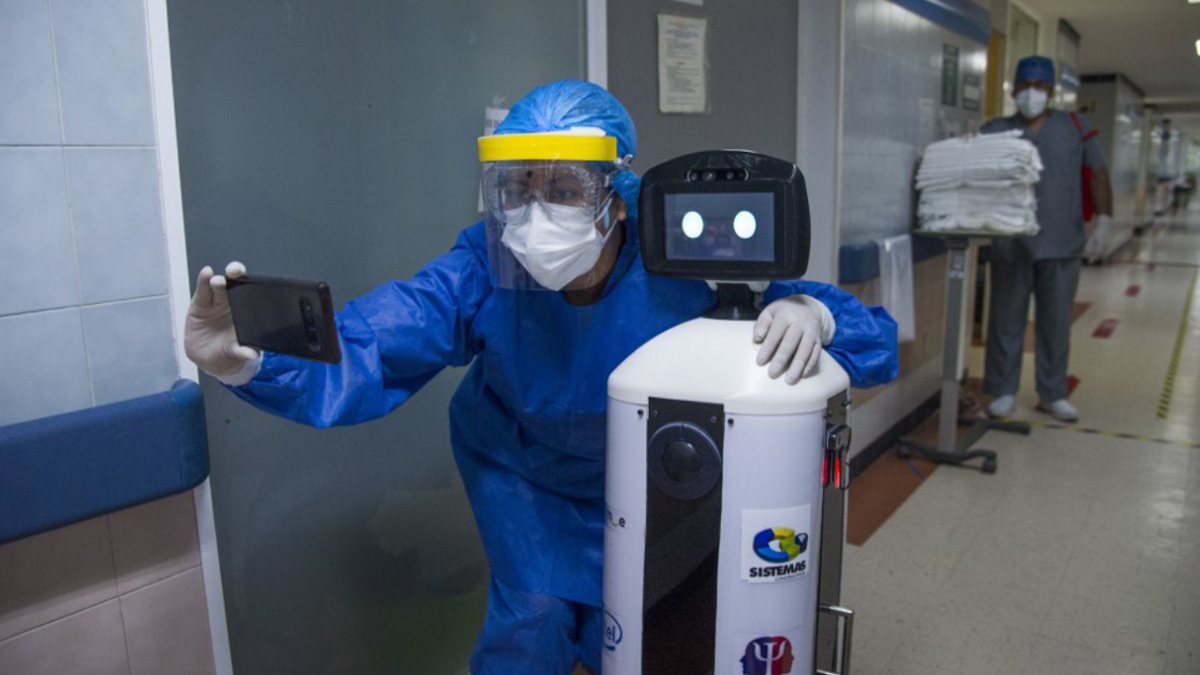 'La Luchy Robotina', robot mexicana que apoya pacinetes covid-19