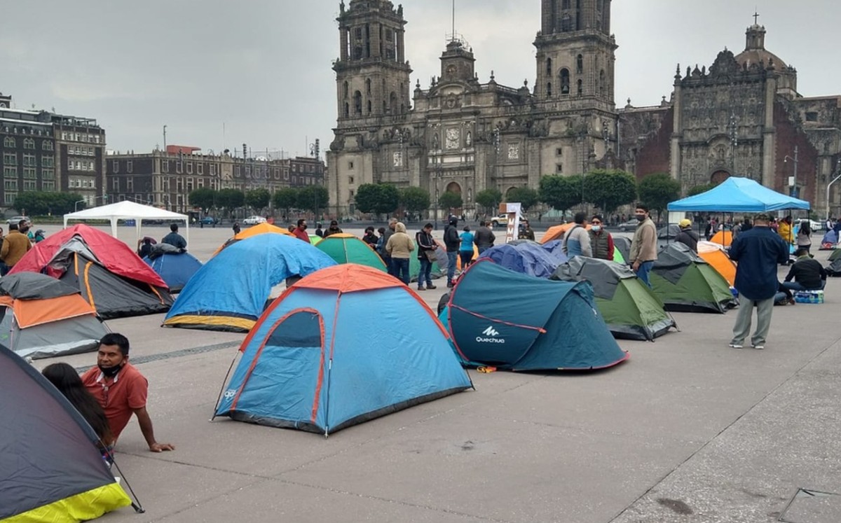 Maestros de la CNTE instalan plantón en Zócalo de CdMx