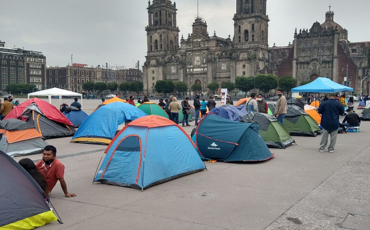 Los maestros colocan carpas, casas de campaña y mantas con la leyenta: "No a la reforma educativa". (César Velázquez)