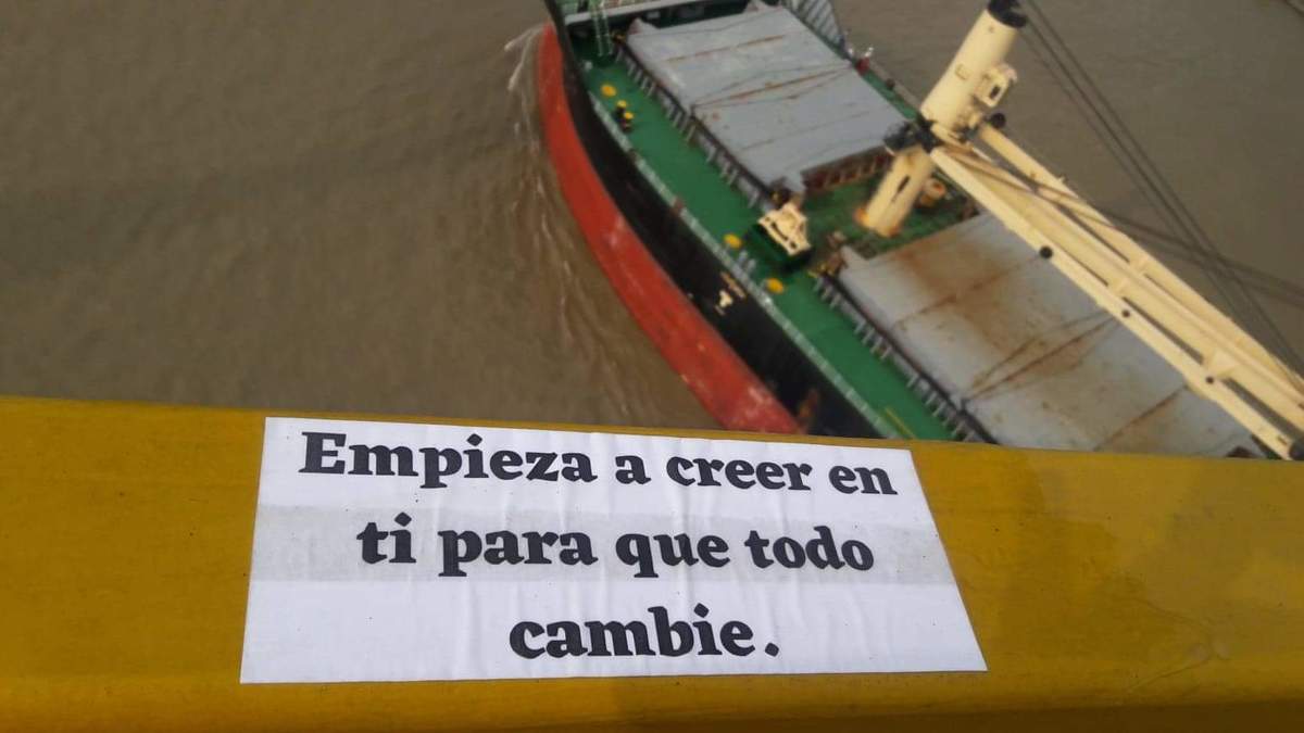 Pegan calcomanía con frases motivacionales