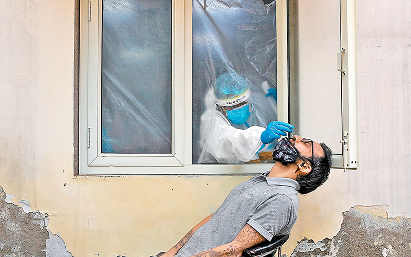 Un trabajador de la salud toma una muestra para la detección de covid-19 en Nueva Delhi, India. (EFE)