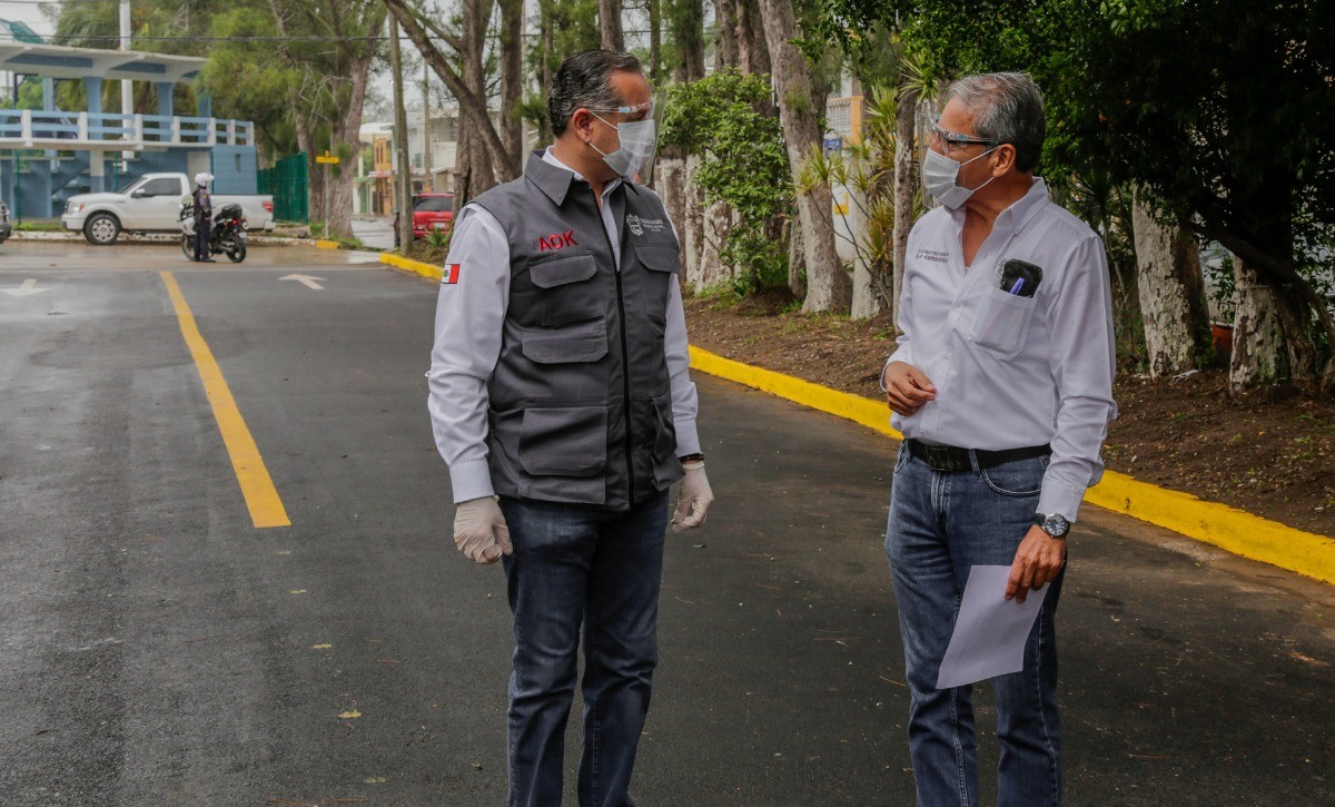 Adrián Oseguera  durante la inauguración del reencarpetado de una calle. (Cortesía)