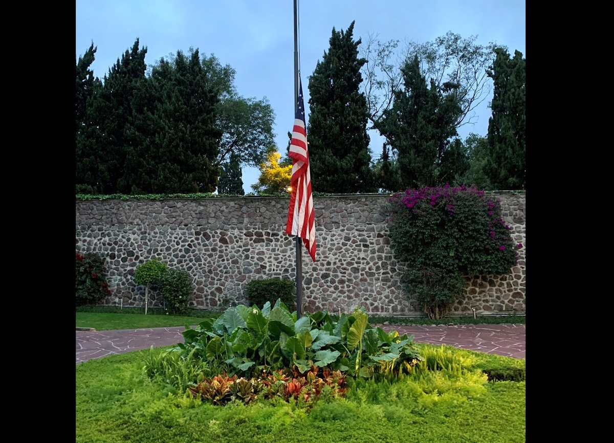Bajamos la bandera a media asta para honrar a los que perecieron ese día, escribió el embajador. (Tomada de @USAmbMex)