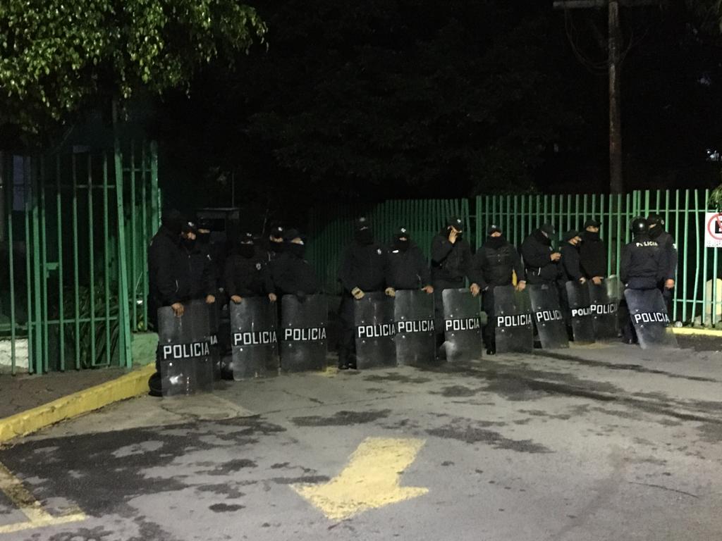 Sus compañeros se dirigieron a la Fiscalía Regional de este municipio donde intentaron ingresar por la fuerza aproximadamente a las 3:00 horas. (Espec