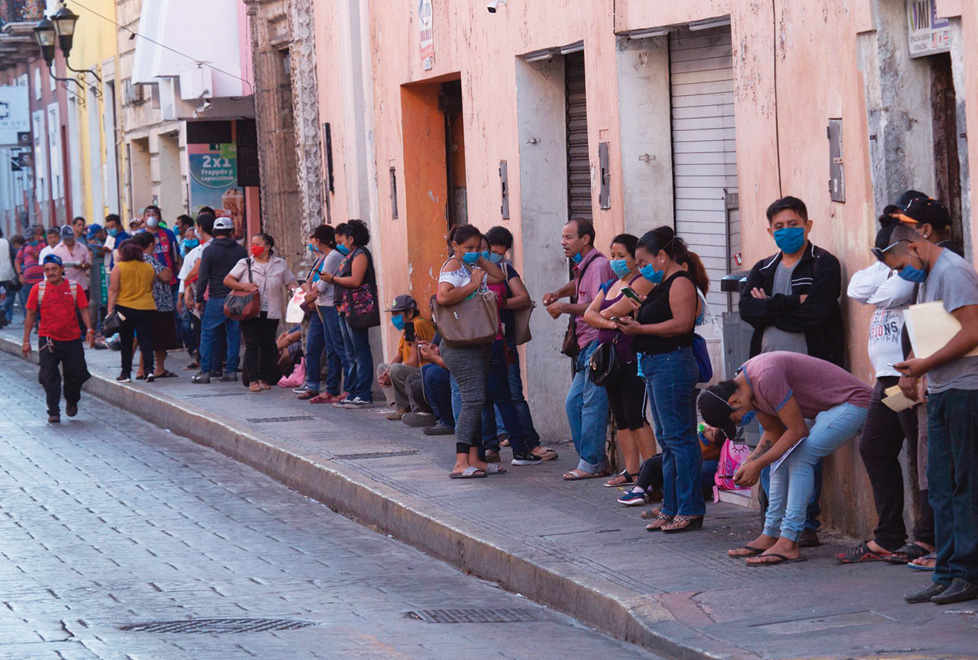 Decenas de personas aguardan en la fila para tramitar un seguro de desempleo en Yucatán.