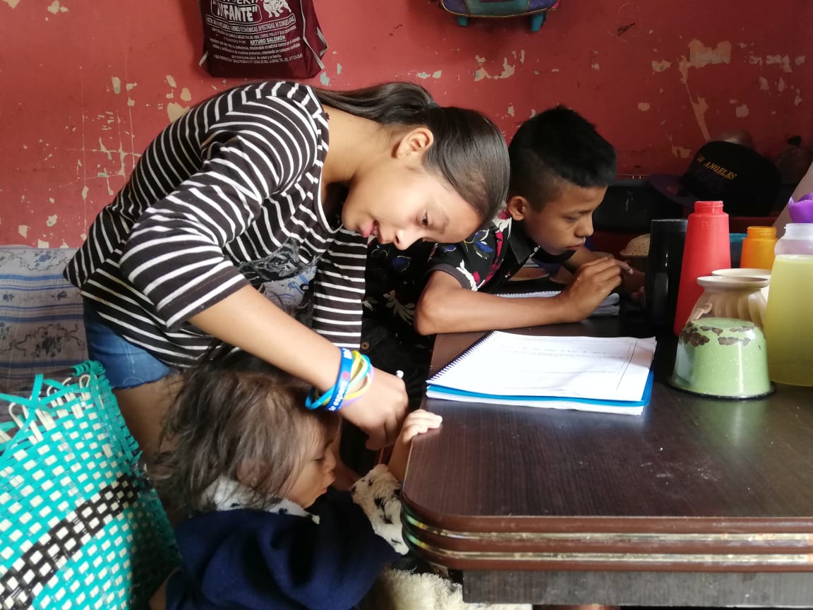 Familia en León deja de comer para poder estudiar; suplican ayuda. Dany Béjar.