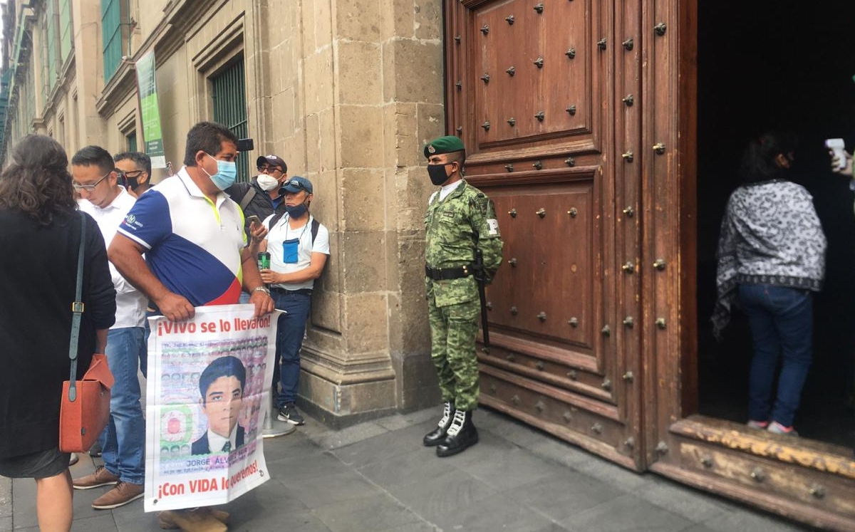 Los familiares de los normalistas llegaron a Palacio Nacional. (Melissa del Pozo)