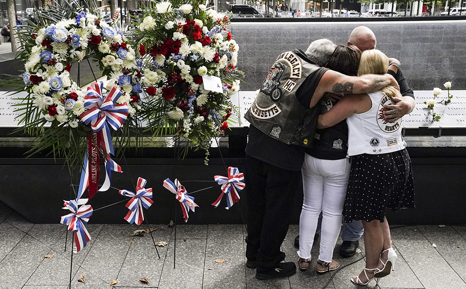 Familiares de Jesús Sánchez y Mariane MacFarlane, víctimas del ataque, asistieron al Memorial Nacional por el 11-S. (AP)