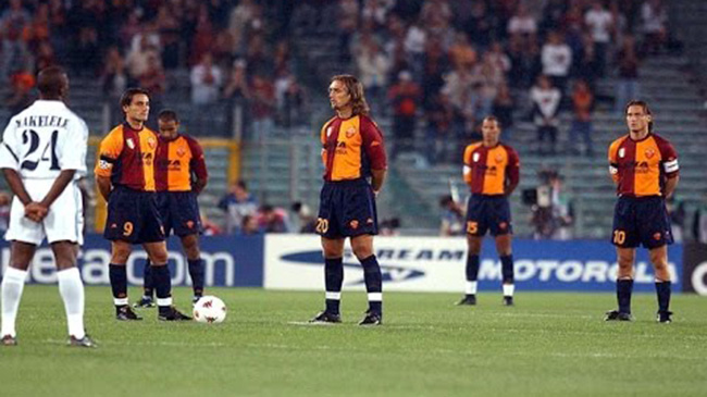 El minuto de silencio entre el Real Madrid y la Roma el 11 de septiembre de 2001 (Especial)
