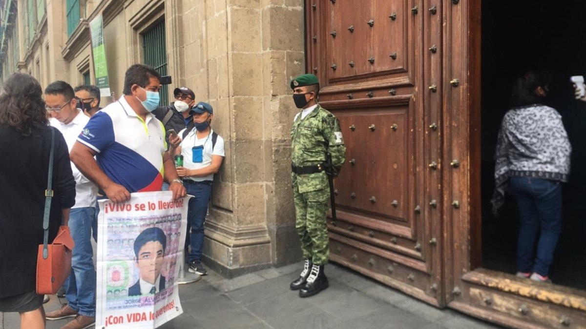 Padres de los 43 normalistas de Ayotzinapa llegan a Palacio Nacional ...