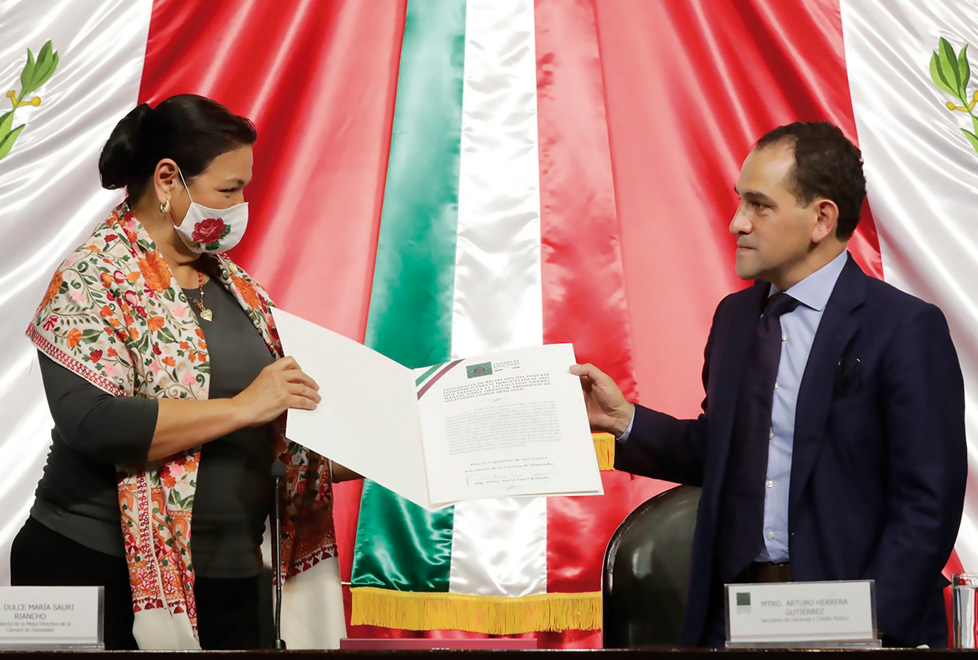 El secretario de Hacienda, Arturo Herrera, entrega el paquete económico 2021 a Dulce María Sauri, presidenta de la Cámara de Diputados, en San Lázaro.