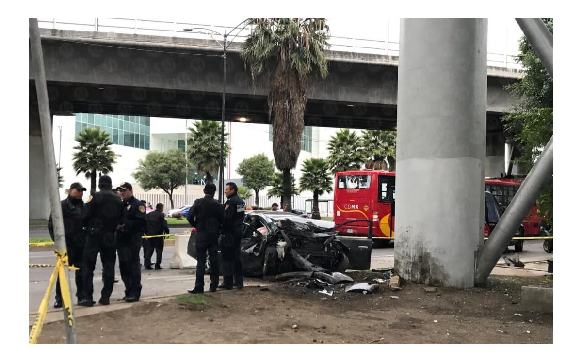 El vehículo con matrícula S79-AWK, cochó contra el pilar del distribuidor vial. (Jorge Becerril)