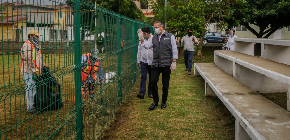 Adrián Oseguera constató la labor de cuadrillas de limpieza en diferentes colonias. (Cortesía)