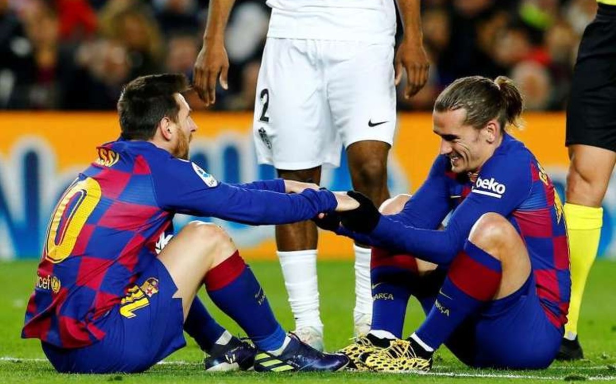 Antoine Griezmann y Lionel Messi durante un partido (EFE)