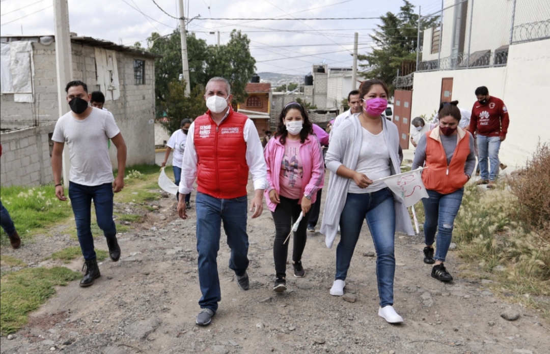 El aspirante del PRI visitó a vecinos de la capital del estado. (Cortesía)