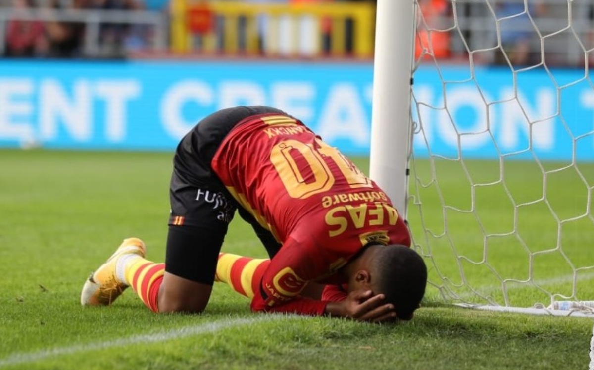 Aster Vranckx comete una increíble falla en la liga de Bélgica (Twitter @kvmechelen)