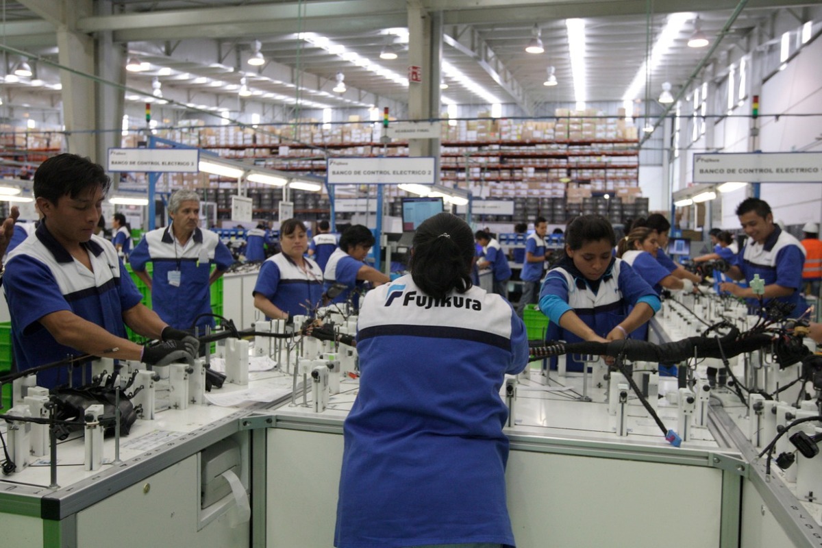 Empleados de la empresa oriental Fujikura laboran en la elaboración de cables interiores para automóviles. (Agencia Enfoque)