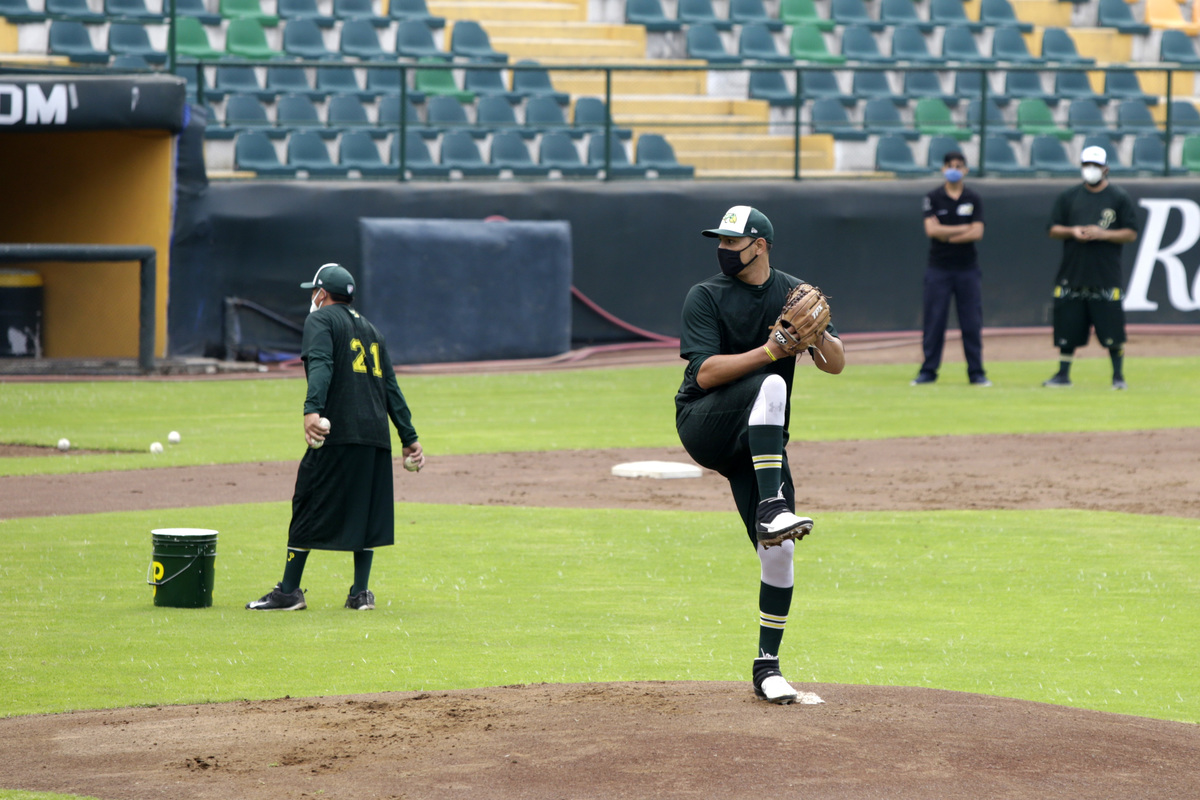 Entrenamiento de los Pericos de Puebla en el estadio Hermanos Serdán. (Agencia Enfoque)