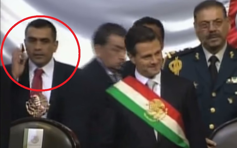 Goméz Arrieta hablando por teléfono durante la toma de protesta de Enrique Peña Nieto. (Especial)