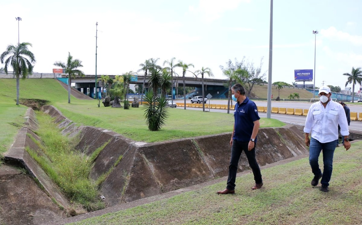 Jesús Nader verificó el funcionamiento del canal pluvial ubicado en el distribuidor vial aeropuerto. (Tampico)