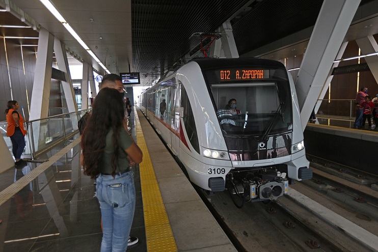 Tapatíos se mostraron entusiasmados con la inauguración de la Línea 3 del Tren Ligero (Fernando Carranza)
