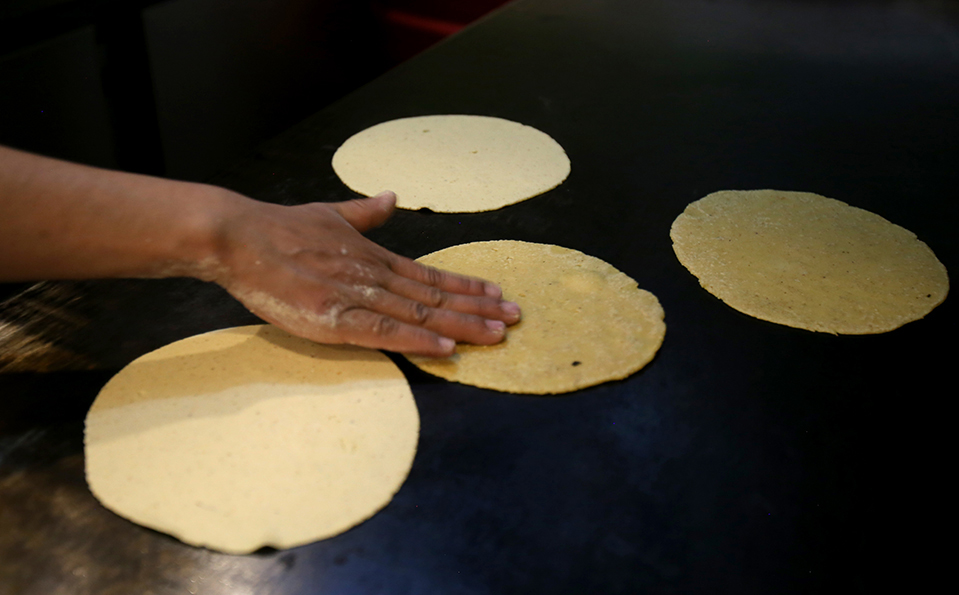 La tortilla es la base  de la identidad culinaria de los mexicanos. (Juan Carlos Bautista)
