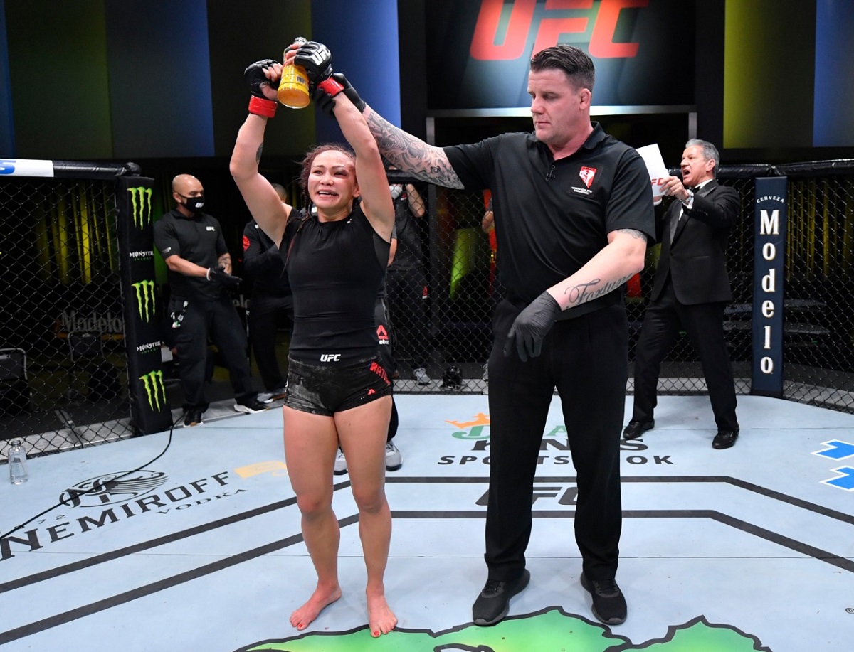 Cerrada victoria de Michelle Waterson en la UFC (Cortesía UFC)