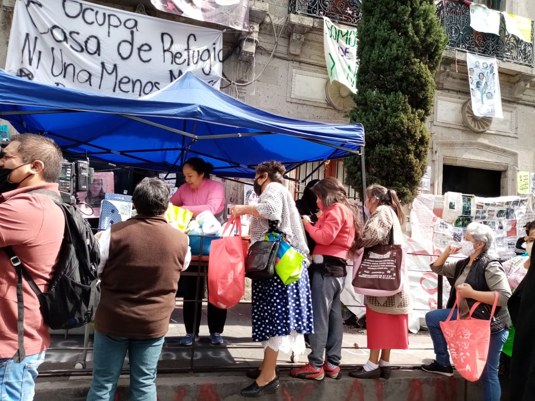 El Colectivo Feminista Zumpango fue uno de los primero en llegar hoy con producto. | Kenia Hernández