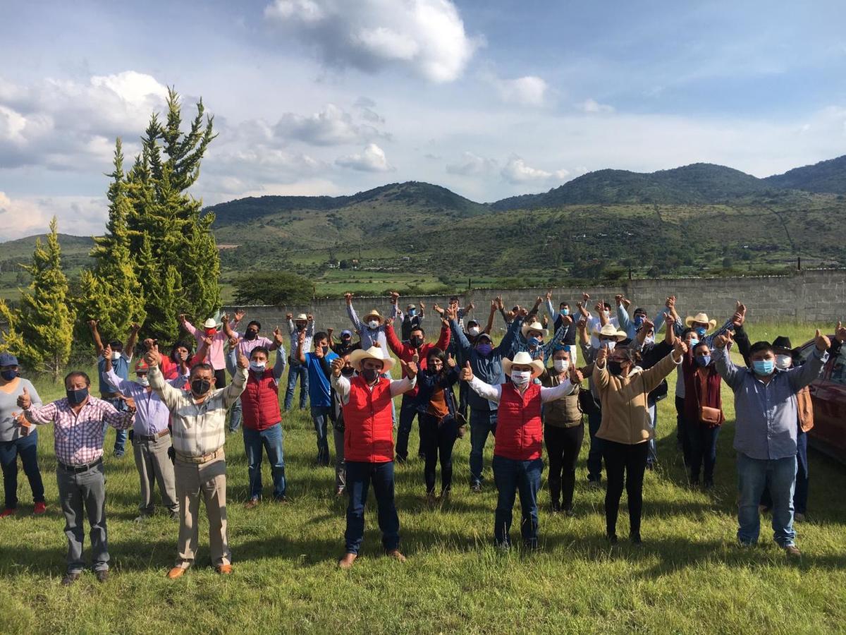 Eligio Figueroa se reunió con vecinos de comunidades en Chapantongo. (Cortesía)