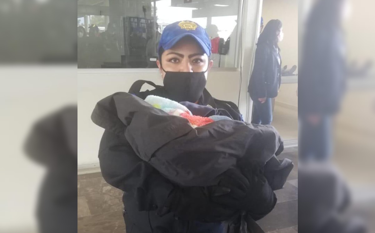 La policía ayudo a la mujer en el nacimiento del bebé. (Especial)