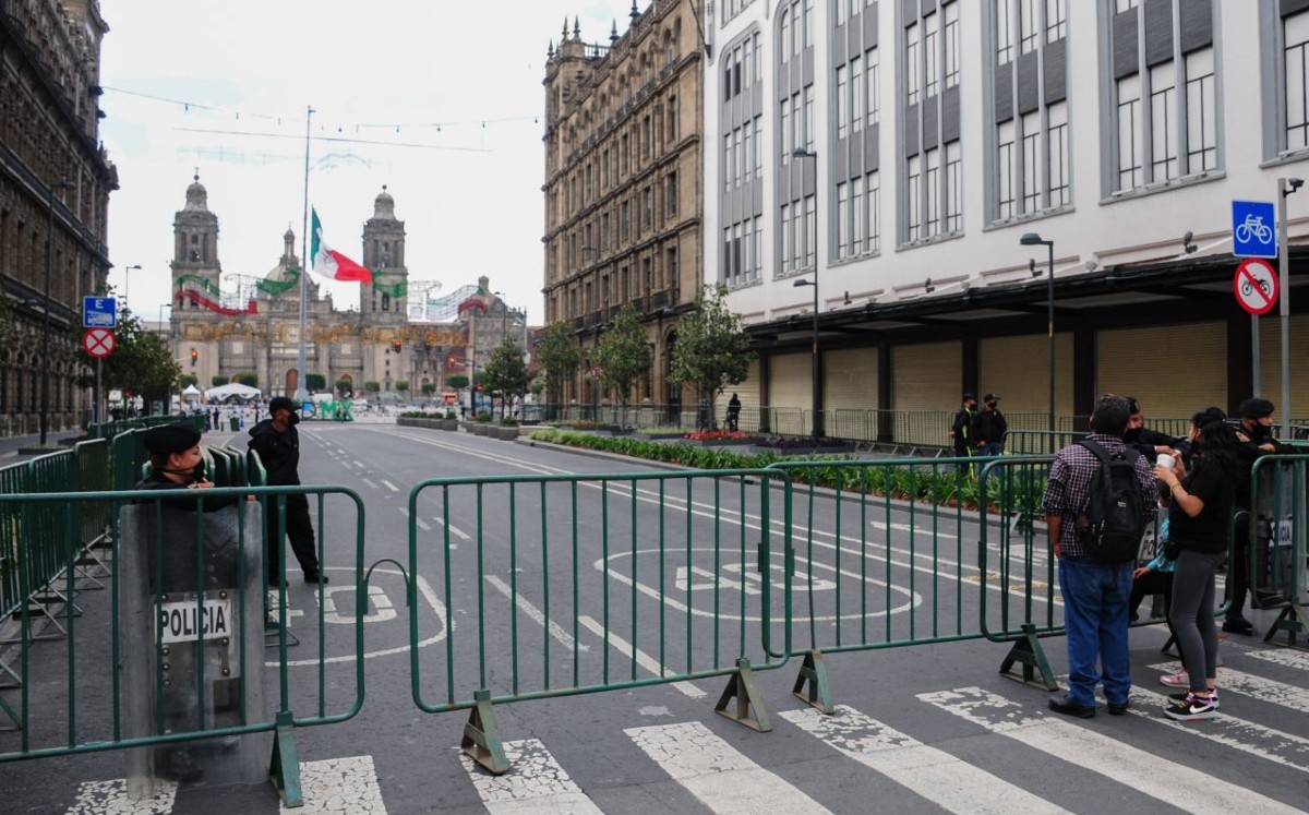 Vallas de seguridad para evitar aglomeraciones en el Zócalo de la CdMx. (Archivo Cuartoscuro)