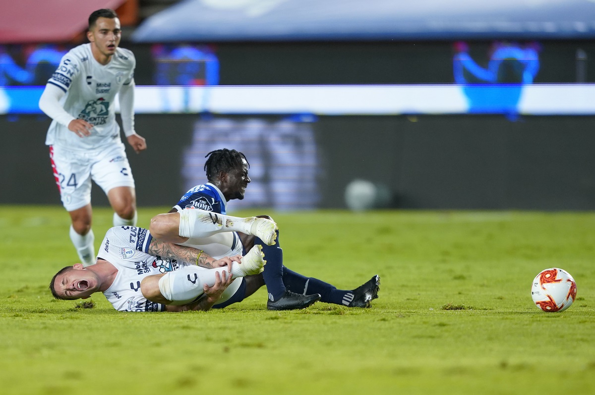 Aké Loba fue expulsados por falta sobre Leo Ramos (Imago7)