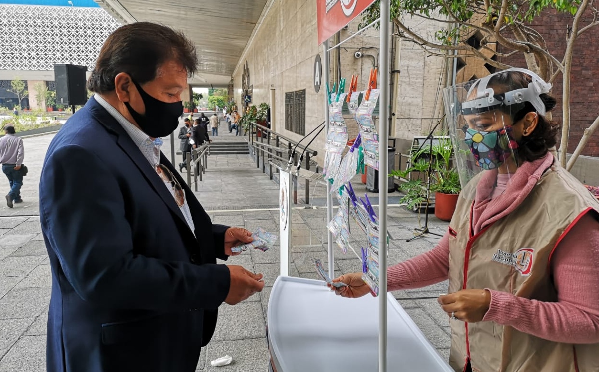 En Cámara de Diputados, instalan expendio de 'cachitos' para avión presidencial. (Especial)