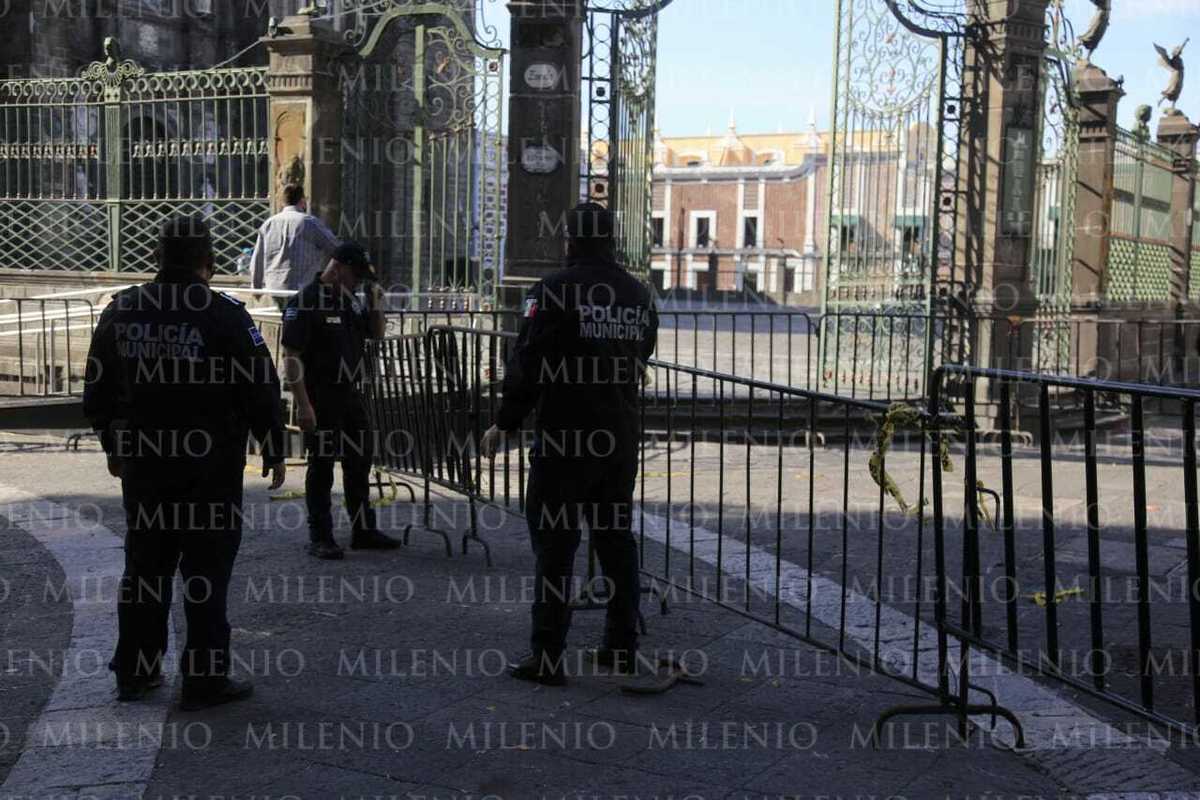 Cercos de seguridad obstruyen al zócalo de Puebla. (Andrés Lobato)
