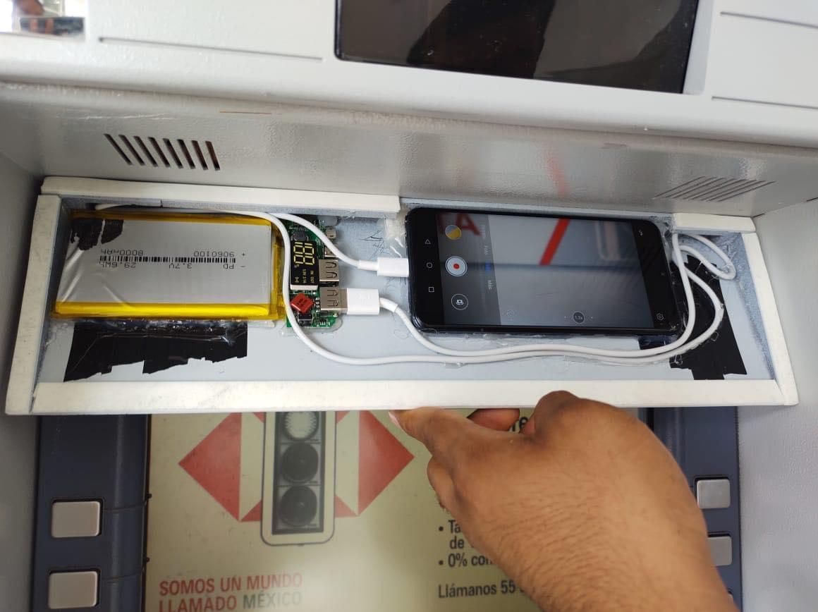 Detectan cajeros automáticos con dispositivos ilegales. ESPECIAL
