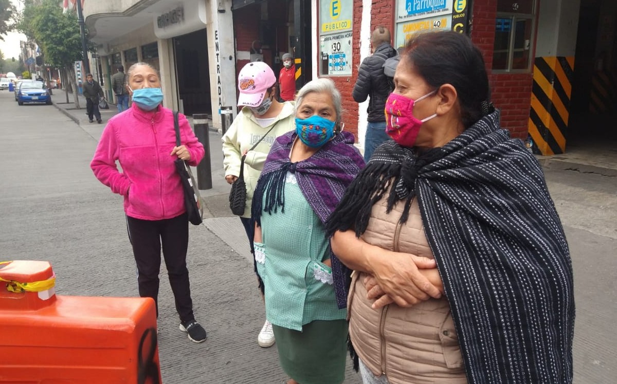 A pesar de que les fue dicho que no hay entrega de despensa, muchos siguen haciendo fila. (César Velázquez)