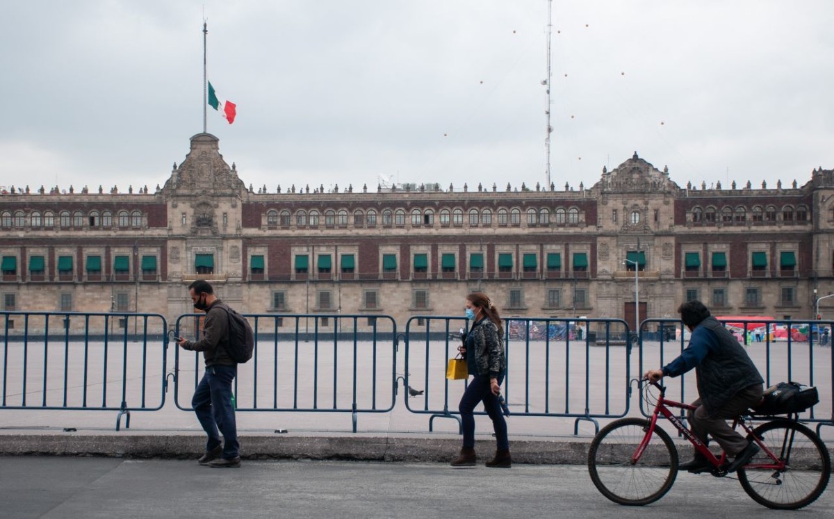 Debido a las fiestas patrias colocaron vallas en el Zócalo. (Archivo Cuartoscuro)