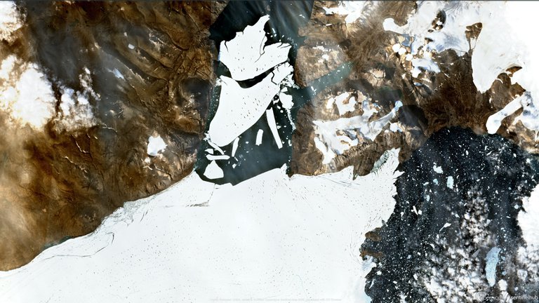 Un iceberg de 110km2 se desgaja del mayor baluarte de hielo del Ártico. (DPA)