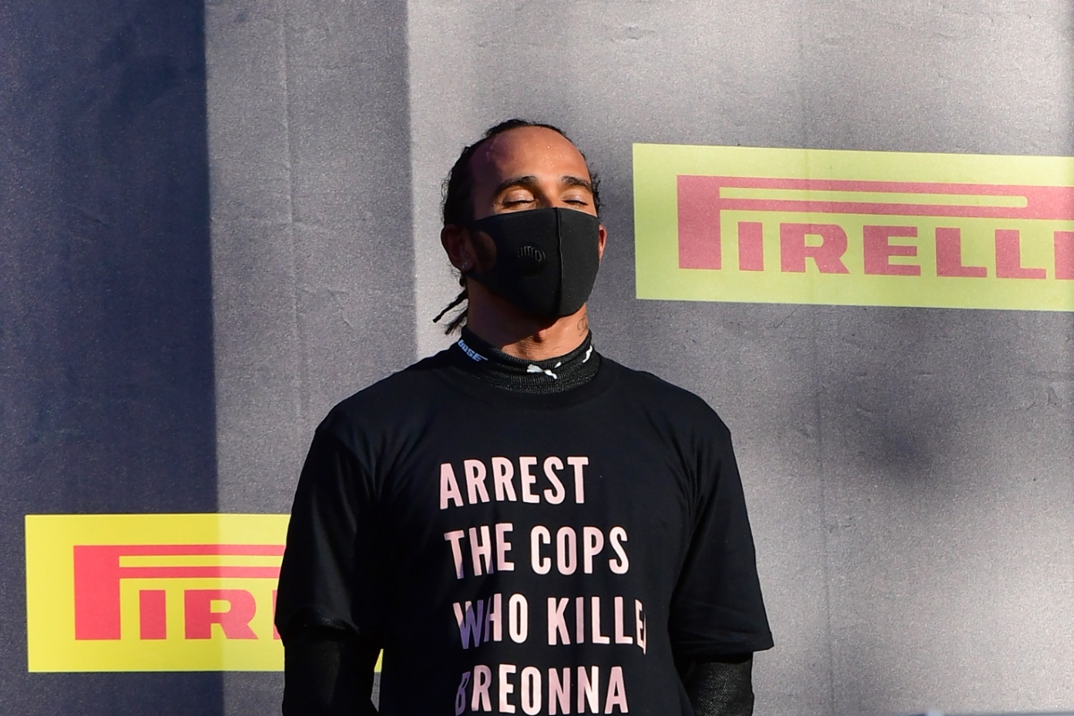 Lewis Hamilton protesta por la muerte de Breonna Taylor en el GP de Toscana (AFP)
