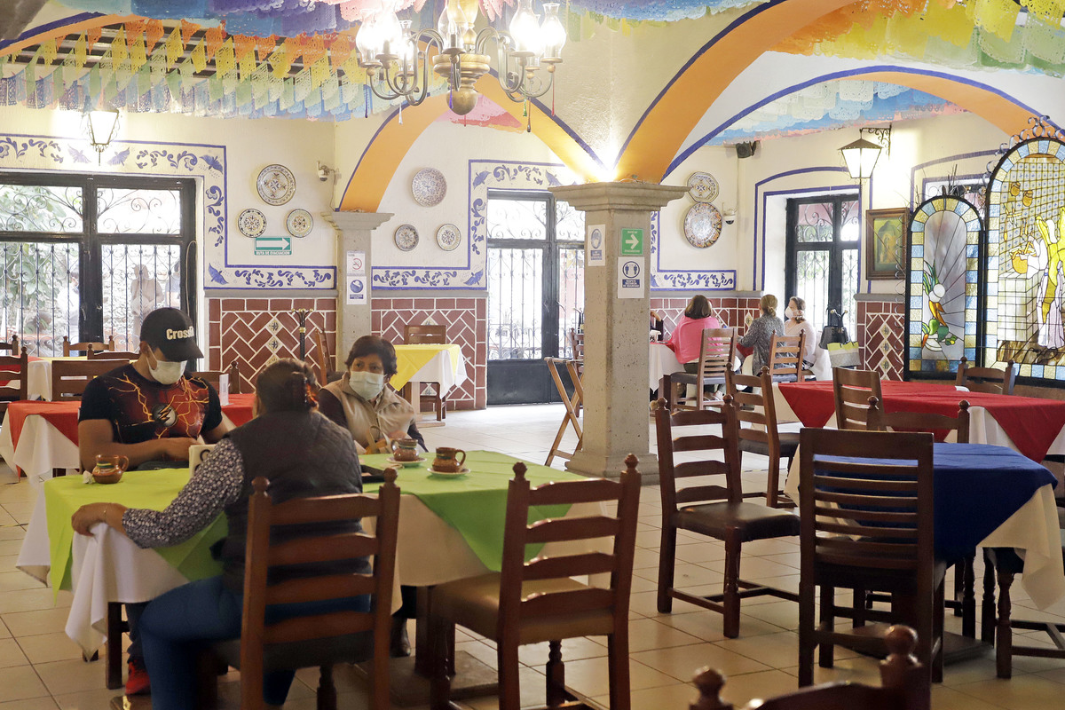 Ofrecen servicio al interior de restaurantes con un aforo máximo del 30 por ciento. (Agencia Enfoque)
