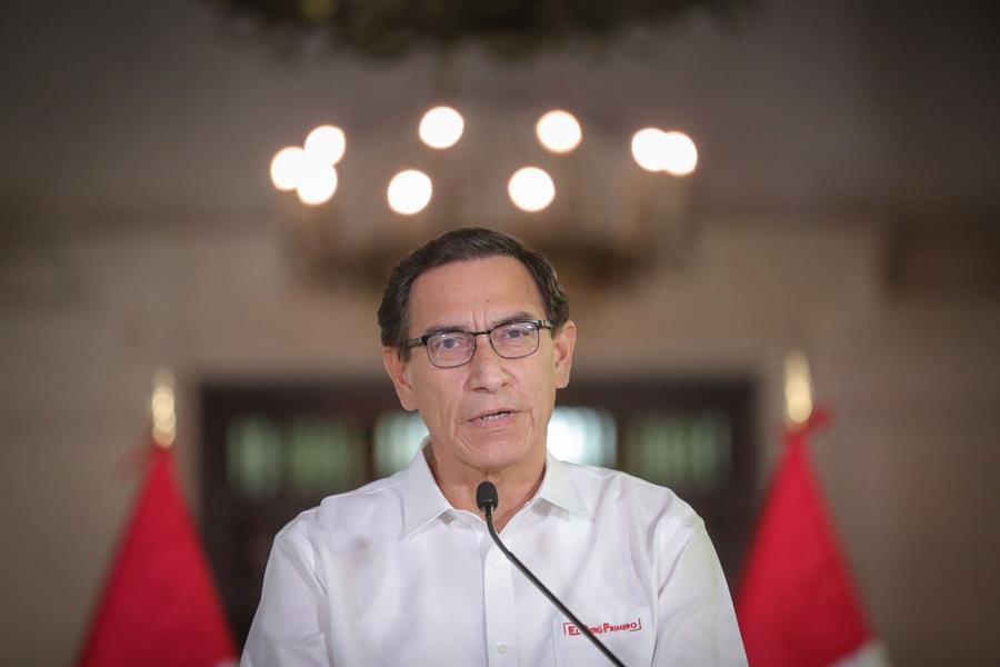 El presidente de Perú, Martín Vizcarra, durante la conferencia para evitar su destitución. (EFE)