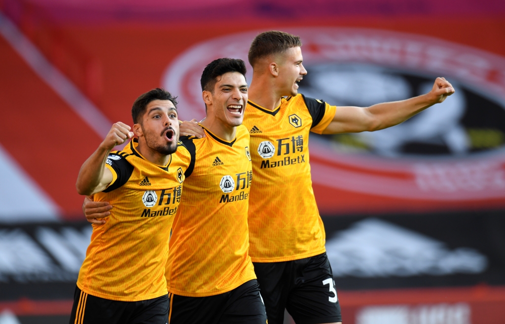 Raúl Jiménez anota su primer gol en la temporada con los Wolves (Reuters)