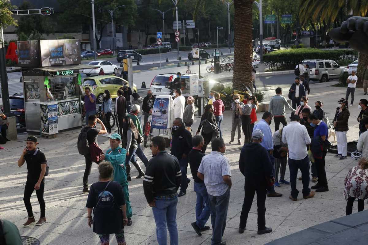 A un día de la rifa, un centenar de personas se aglomera para adquirir los boletos. (Araceli López)