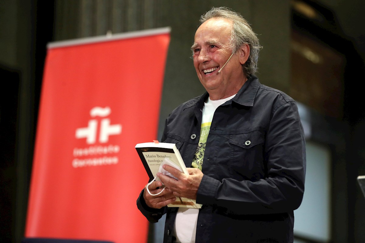 Serrat durante el homenaje a Benedetti. (EFE)